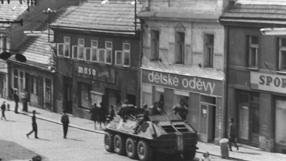 Obrněný transportér sovětských okupantů míří z východní části Pražské ulice k hlavnímu náměstí. Psal se srpen 1968