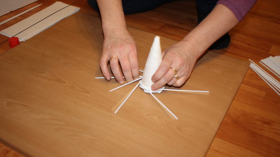 Začátek pletení andílka na polystyrenovou formu