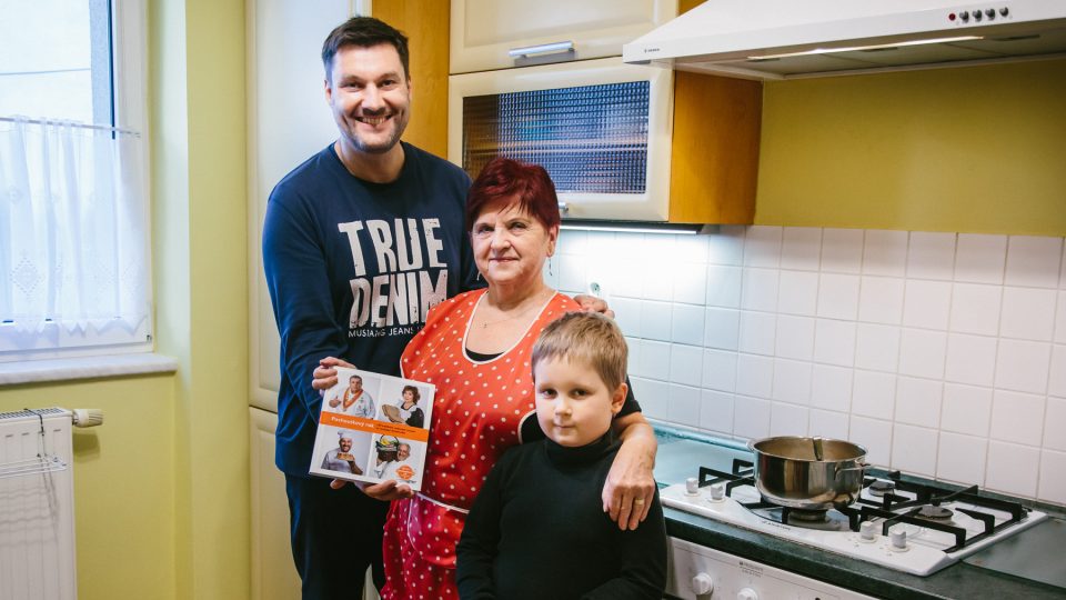 Moderátor Patrik Rozehnal s Annou Lokočovou a kuchařkou Pochoutkového roku 