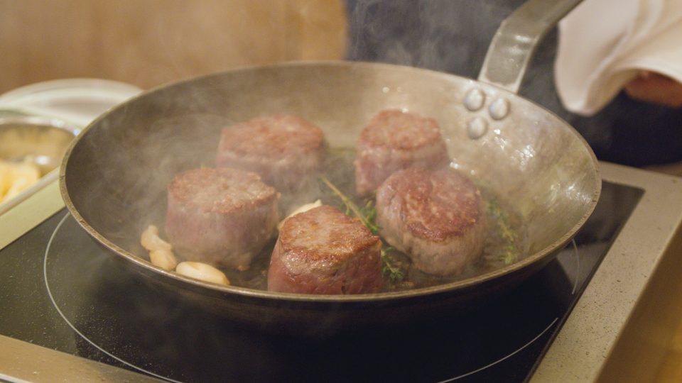 Steaky opečeme na oleji, po každé straně 5 minut