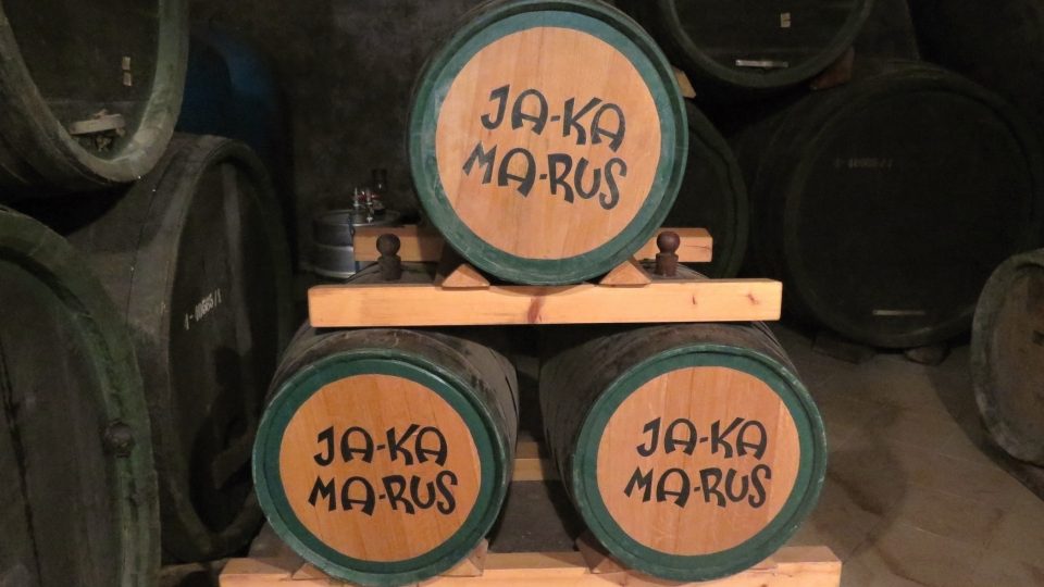 Výroba českého likéru Jakamarus