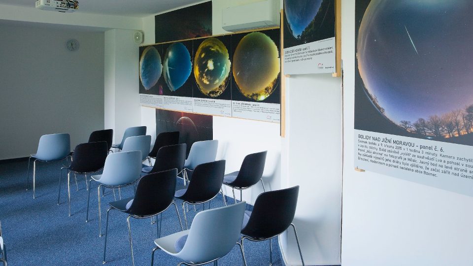 V posluchárně se návštěvníci seznámí se základy astronomie, jsou zde vystaveny i fotografie bolidů