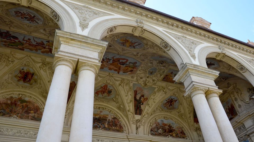 Sala terrena se stropem zdobeným freskami