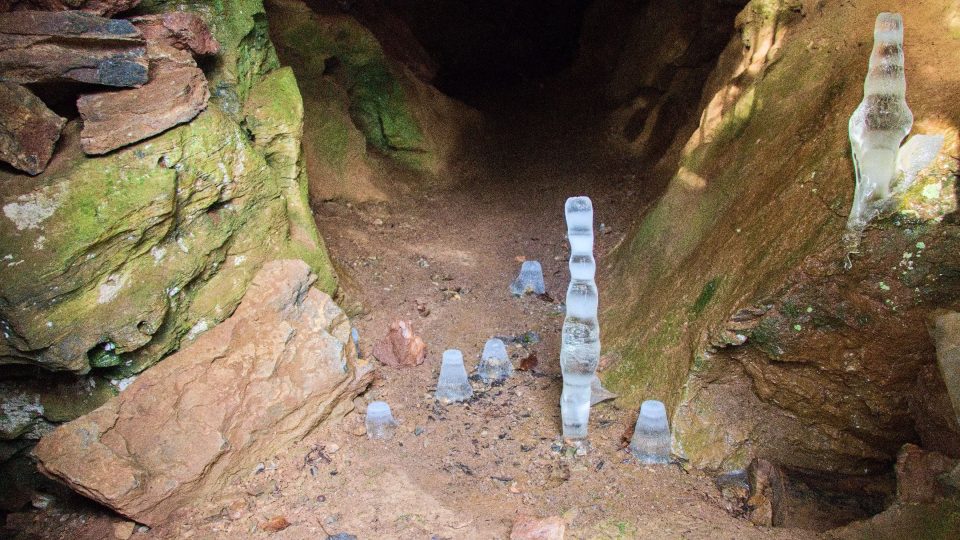 Loupežnickou jeskyni zdobí v zimě rampouchy