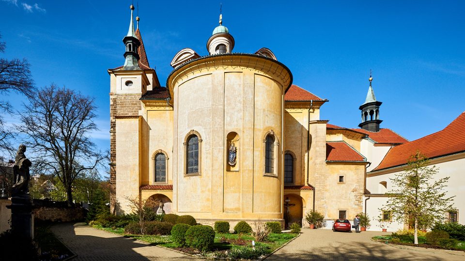Původně františkánský klášter, dnes klášter řádu bosých karmelitánů při kostele Nejsvětější Trojice ve Slaném