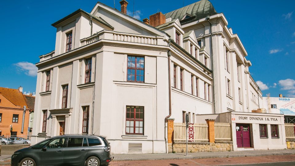 V srpnu 1922 vyhořelo do základů divadelní skladiště Plzeňského divadla. Na místě spáleniště vznikly nové divadelní dílny podle projektu Hanuše Zápala dobudované v roce 1923 ve stylu české moderny