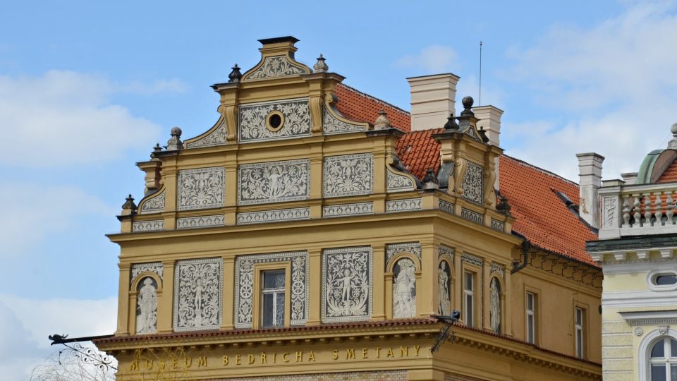 Sgrafitová výzdoba podle návrhů významných českých malířů 19. století, Mikoláše Alše a Františka Ženíška