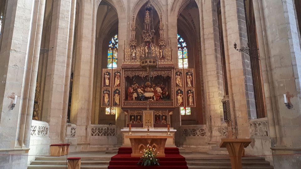 Novogotický dřevěný oltář vyřezaný podle nákresu originálního oltáře