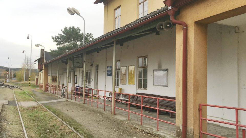  Dolní Bousov - nádraží, které je i není křižovatkou