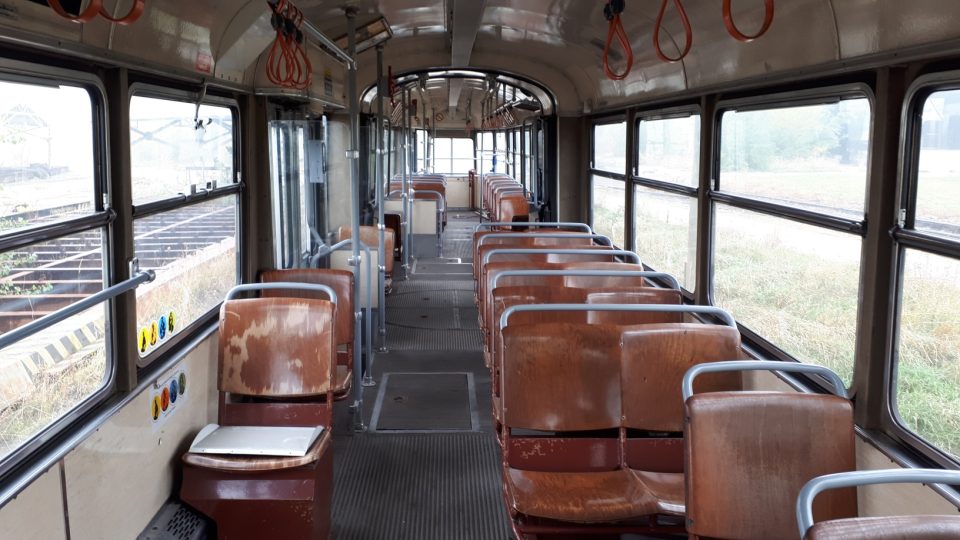Uvnitř tramvaje zůstaly dřevěné sedačky