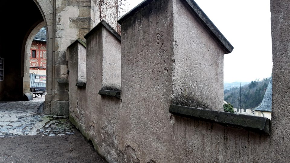 Vandalové bezohledně ničí i zeď u brány na hlavní nádvoří Karlštejna