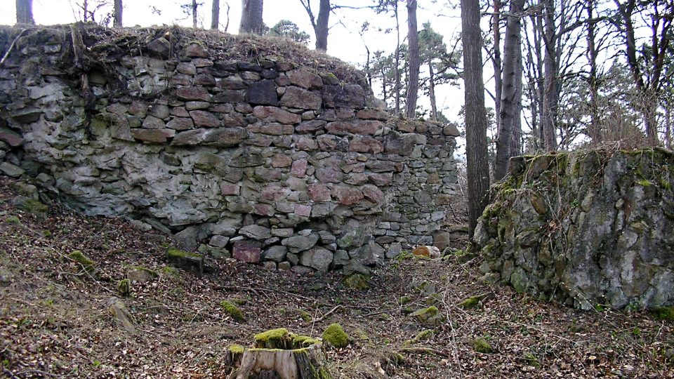 V areálu hradu Osule se nachází obrovské bloky strženého zdiva 