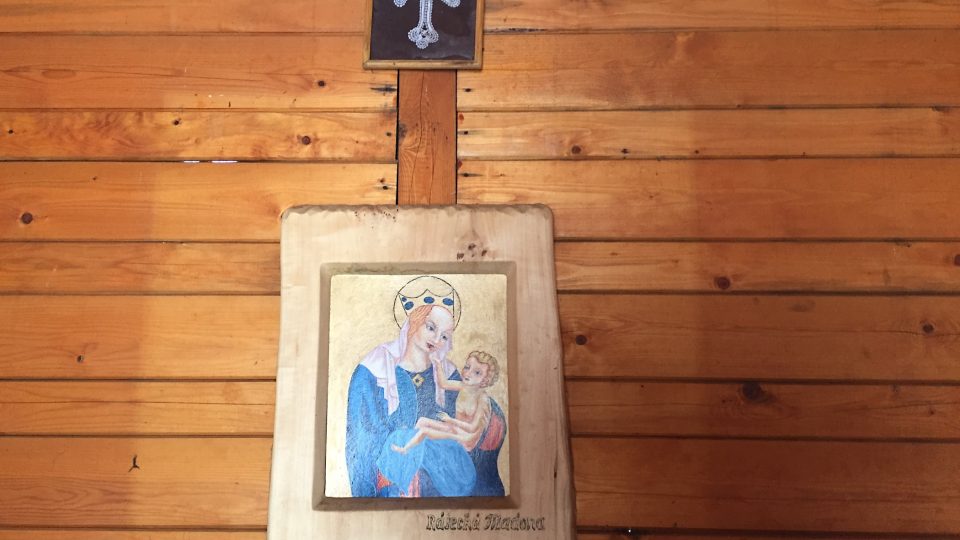 Rájecká Madona a paličkovaný křížek jsou darem místních obyvatel