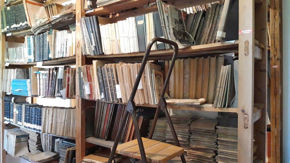 Pracovníci Podlipanského muzea postupně třídí a zapisují staré knihy 