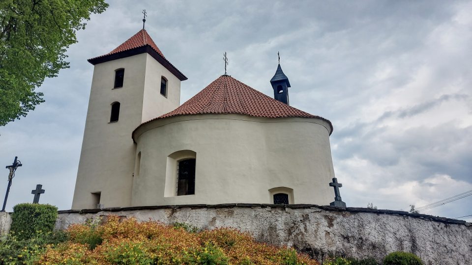 Historicky cenný románský kostel sv. Václava v Libouni