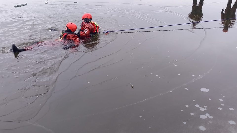 Hasiči na Jarkovickém rybníku u Benešova nacvičovali záchranu člověka, pod kterým se prolomil led