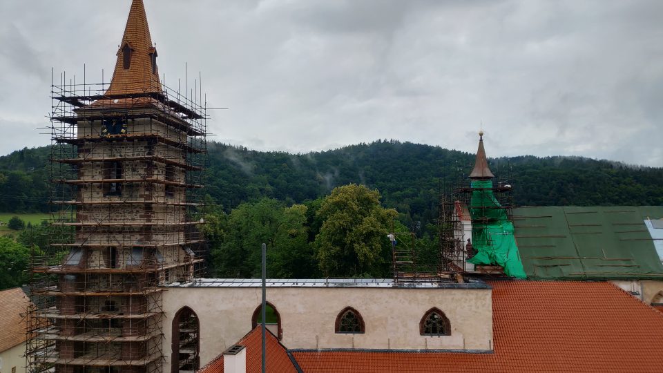 Pohled z novorenesanční věže. Do kláštera „vrůstá“ nedostavěný gotický kostel