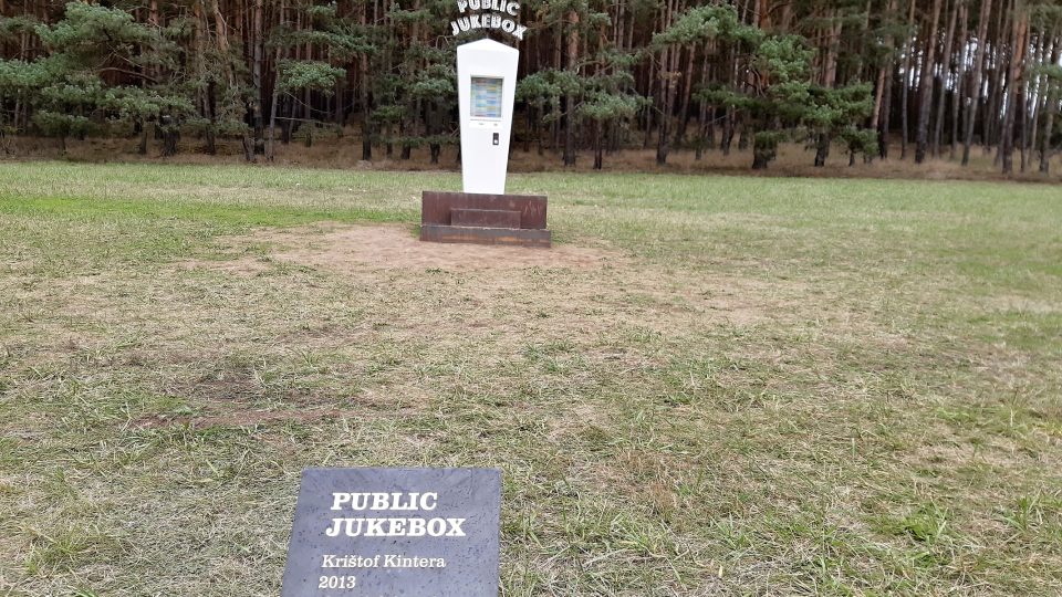 Public Jukebox od roku 2013 procestoval řadu zemí. Hrál na náměstích i na ostrově. Teď hraje na louce u Hrachova