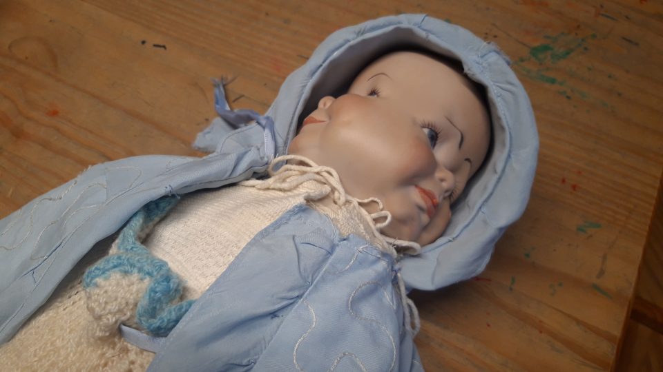 Na opravu čeká i panenka, která má tři obličeje. Může se smát, plakat nebo mračit 