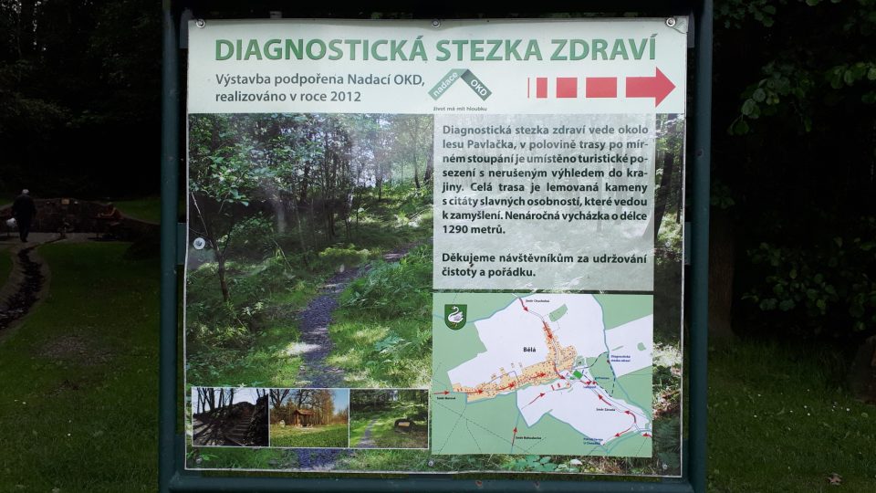 Informační tabule u pramene v lese Pavlačka