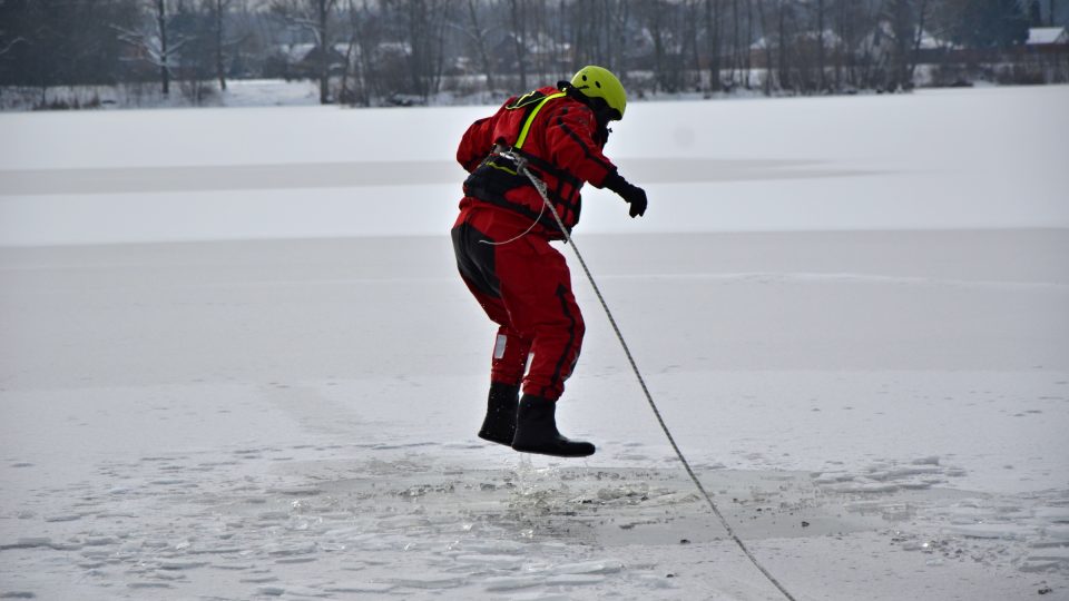 Hasiči z Milovic trénují záchranu lidí na prolomeném ledu na jezeře v Ostré