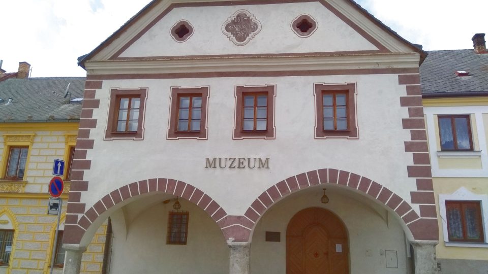 Bývalá chvalšinská radnice, sídlo okresního soudu a obecní vězení dohromady, to je budova dnešního Muzea ve Chvalšinách
