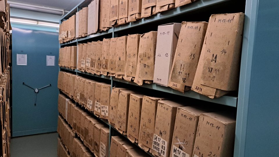 Na zpracování ve Státním oblastním archivu v Praze čekají krabice plné dokumentů
