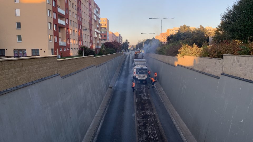 Silničáři opravují povrch vozovky v podjezdu ve Vodárenské ulici