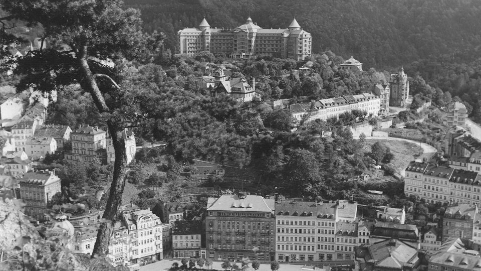 Pohled na Divadelní náměstí a Hotel Imperial z vyhlídky na Jelením skoku z dvacátých let 20. století. Budova s věžičkou před hotelem Imperial je horní stanicí podzemní lanovky Imperial