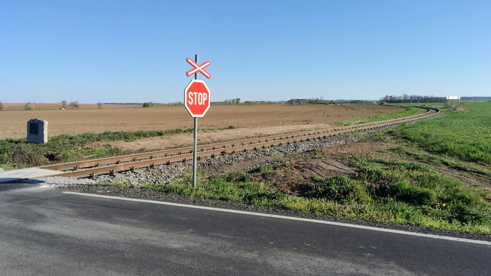 Voteleží prochází železniční trať z Bošic do Zásmuk