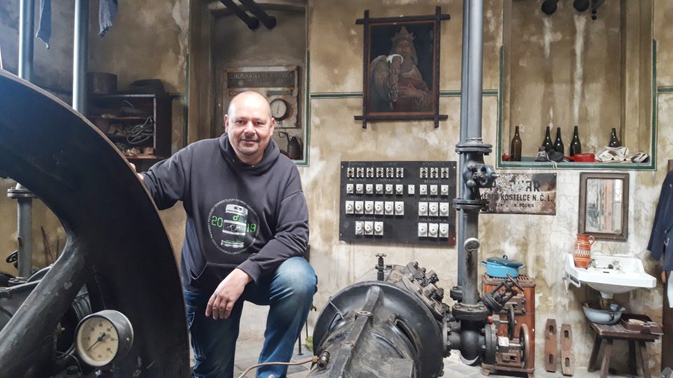 Tomáš Vodochodský ve strojovně pivovaru
