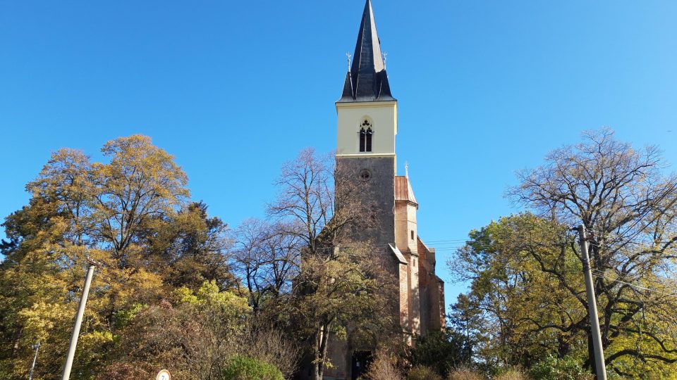 Architektonická dominanta Lošan na Kolínsku se dočkala zápisu na Ústřední seznam kulturních památek. Kostel svatého Jiří byl dostavěn v roce 1896