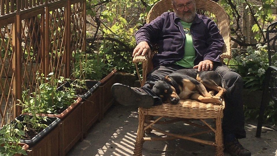 Pan Miloš Prislinger na zahradě rád pracuje i odpočívá