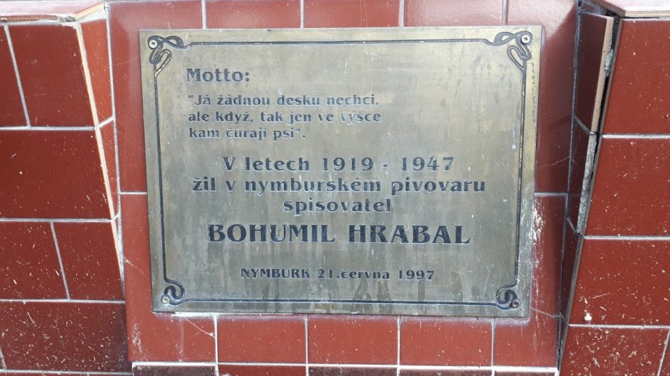 Bohumil Hrabal má na nádvoří nymburského pivovaru pamětní desku. Umístěná je skoro u chodníku, při čtení si musíte podřepnout 