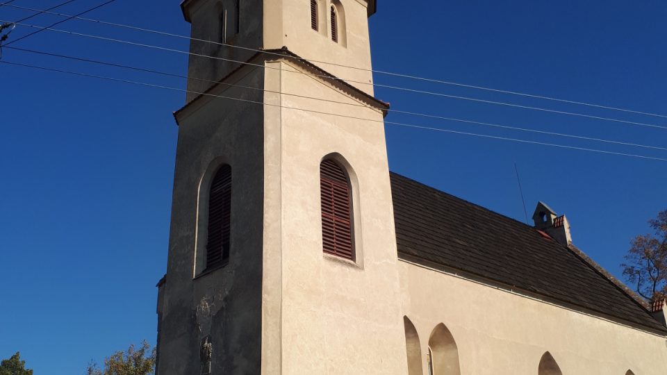 Arnoštovice - kostel z počátku 13.st., který má dostavěnou novověkou vysokou věž