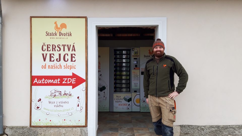 Jeden z vejcomatů stojí přímo u statku Josefa Dvořáka v obci Zlatníky - Hodkovice