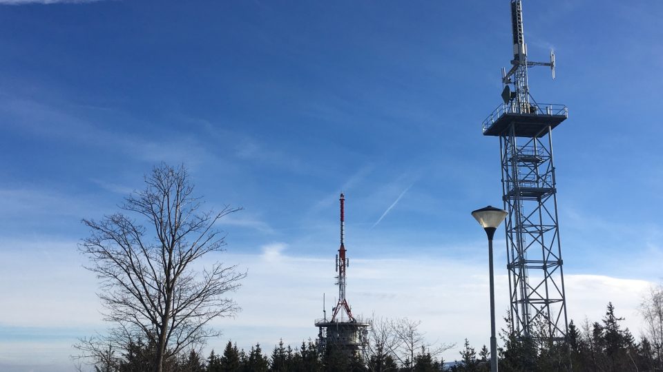 Okolí rozhledny Svatobor trochu hyzdí telekomunikační věže