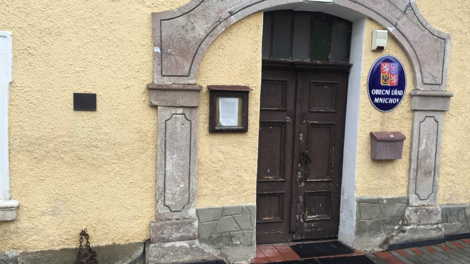 V Mnichově mají na budově obecního úřadu historický pranýř