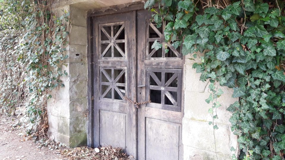 Tajemná vrata v ulici Karla Mayera  vedou ke schodišti do parku