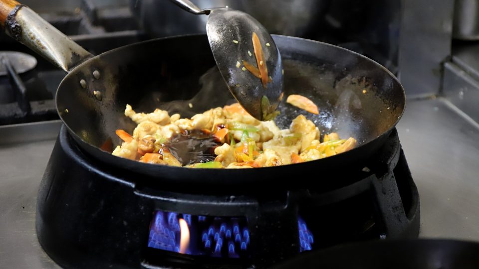 Zeleninu v pánvi wok krátce prohřejeme a pak přidáme maso