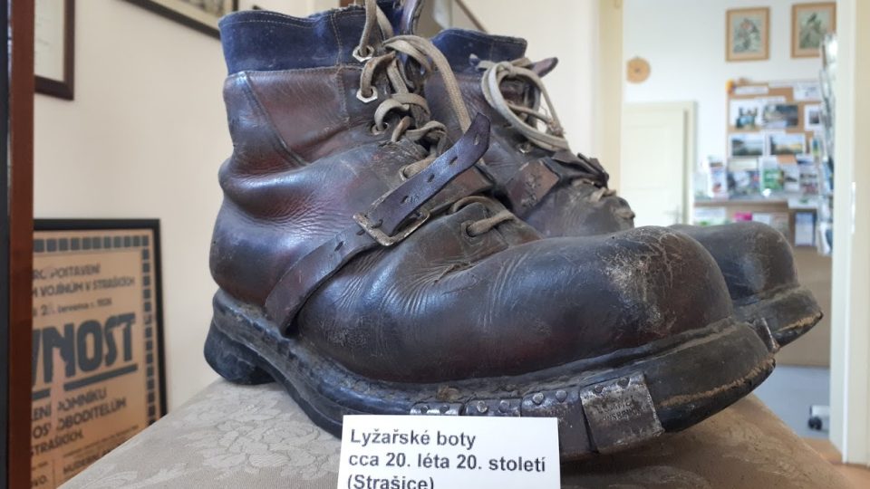 V muzeu ve Strašicích opatrují i okované lyžařské boty. Chodit v nich nebyl žádný med, byly totiž mimořádně těžké. Dobře ale chránily proti zimě i vlhku