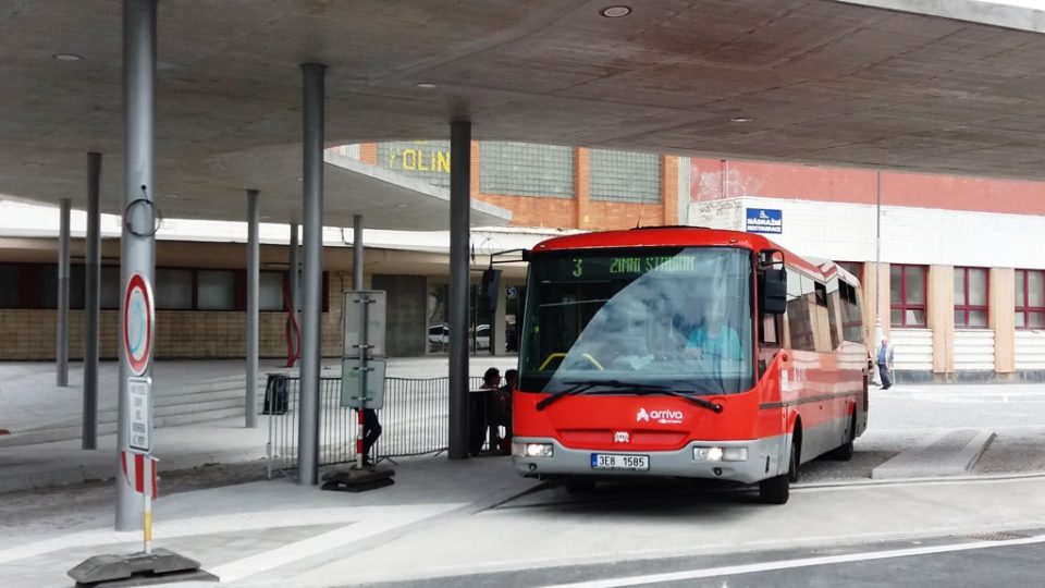 Autobus odjíždí z nového dopravního terminálu v Kolíně