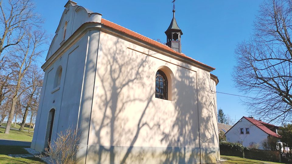 Kaplička ve vesnici Kostelík na Křivoklátsku