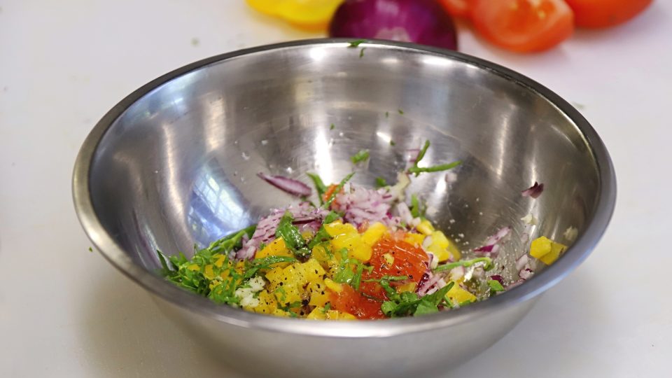 Všechnu zeleninu na salsu smícháme v misce s kořením, olejem a octem