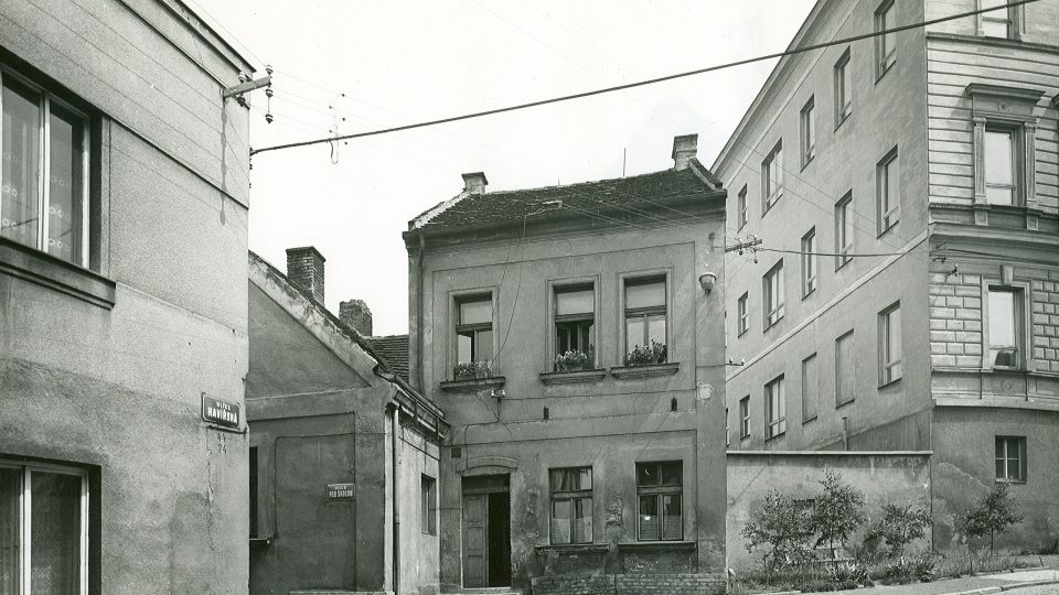 Roh ulic Havířská a Pod školou z roku 1977. Ulice Pod školou už neexistuje
