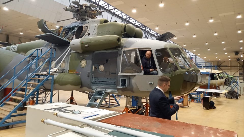 Servis vrtulníků v podniku Letecké opravny Malešice (LOM Praha)