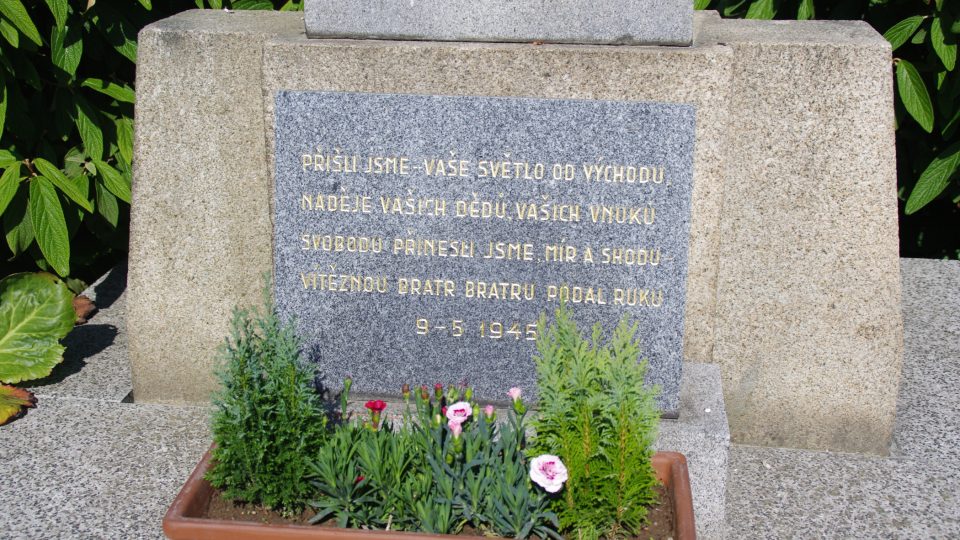 Na patě pomníku přibyla deska s připomínkou osvobození obce v roce 1945