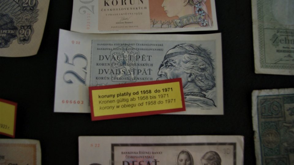 Součástí historické expozice je i sbírka bankovek, kterými se tady v minulosti platilo