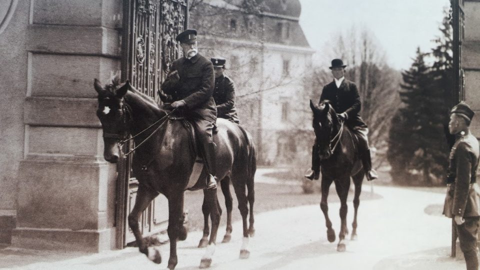 V knize Zámek Lány 600 let historie najdete historickou fotografii, která zachycuje prezidenta Masaryka, jak vyjíždí na Hektorovi ze zámecké brány