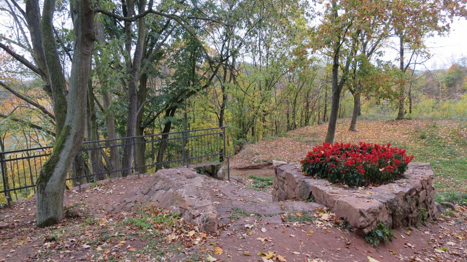 Někdejší zahrada Jana Herknera na úbočí Křížového vrchu, kde byl později kamenolom. V těchto místech byla v roce 1934 objevena kostra ženy